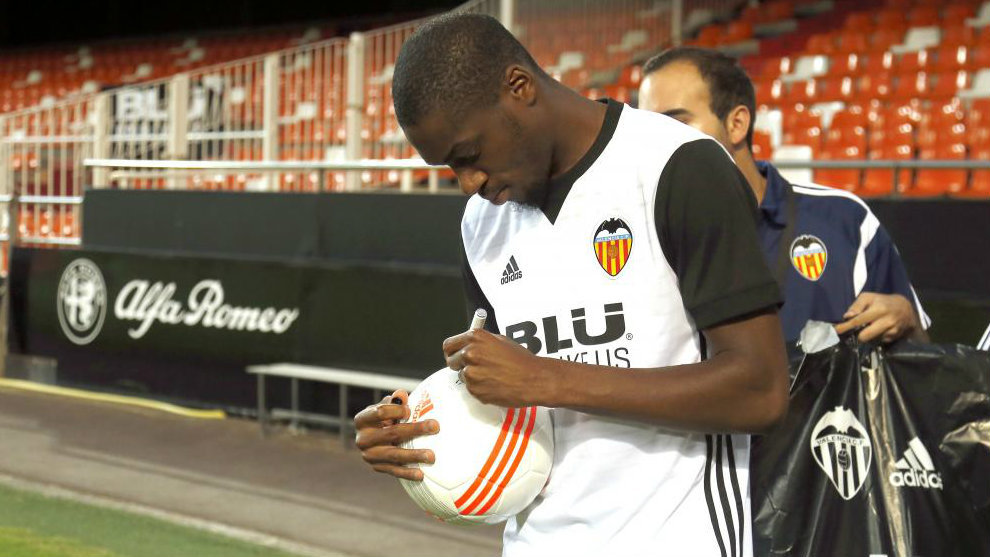 Kondobia firma un baln el da de su presentacin con el Valencia.