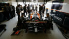 Ingenieros trabajan en el coche de Alonso.