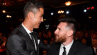 Cristiano y Messi se saludan antes de la Gala.