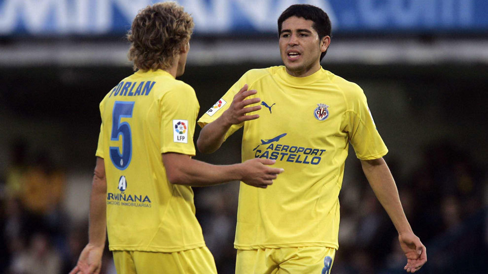 Forlan y Riquelme, en un partido con el Villarreal en la tempoarda...