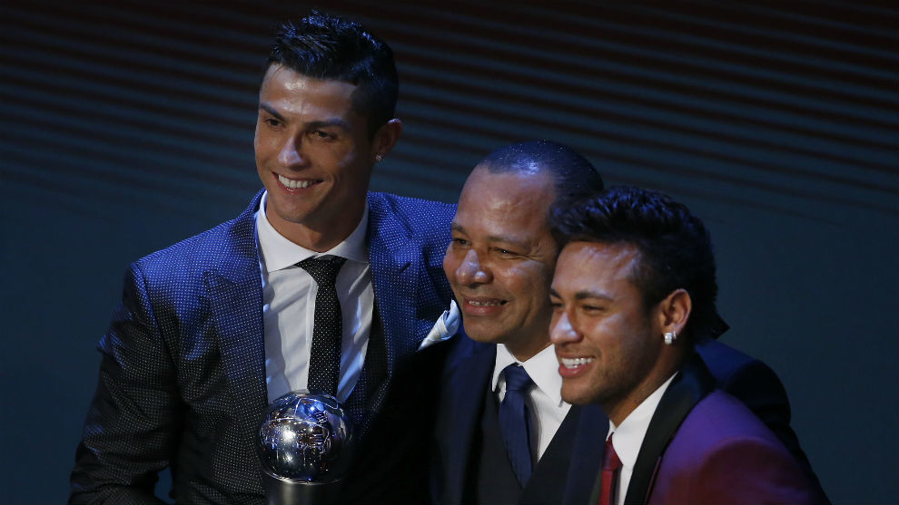 Neymar, Cristiano Ronaldo y el padre del brasileo posando para la...