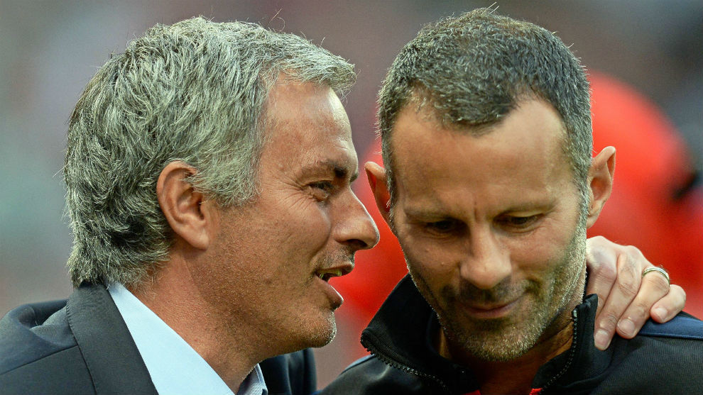 Mourinho bromea con Giggs durante un Chelsea-Manchester United.