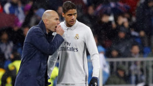Zidane le da indicaciones a Varane