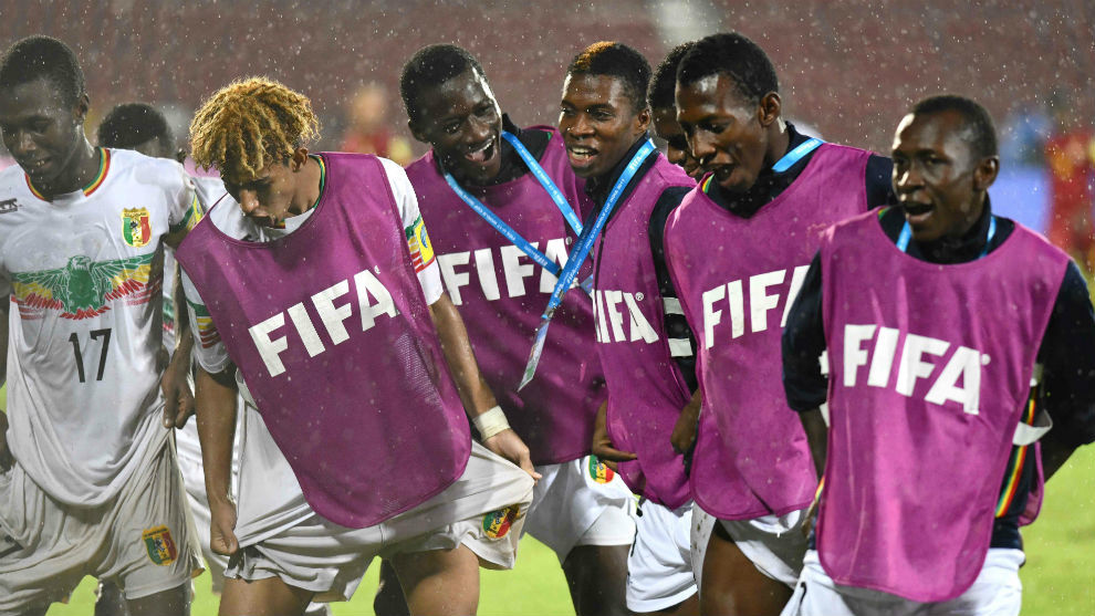 Los jugadores de Mali, liderados por Jiddou, celebran la...