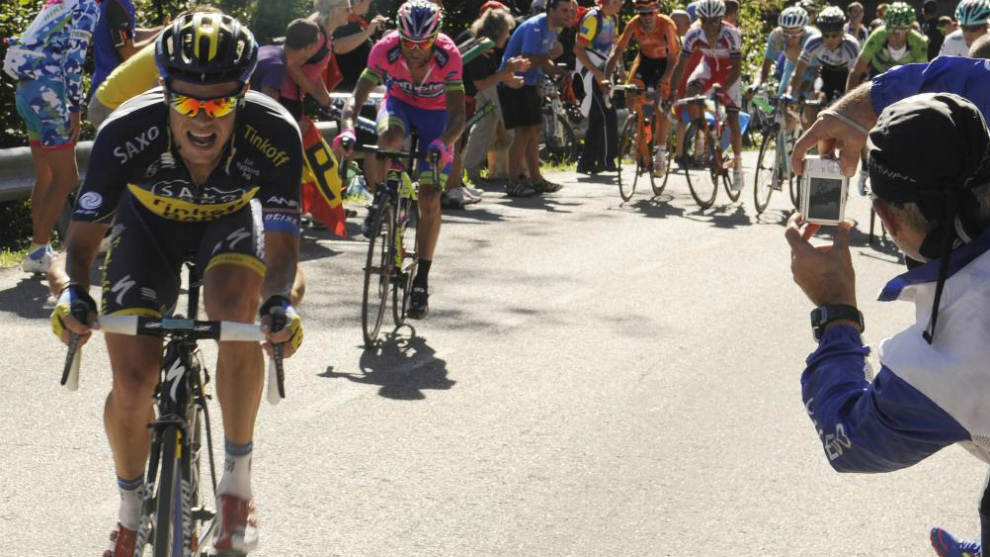 Un pelotn de la Vuelta afronta un ascenso a un puerto