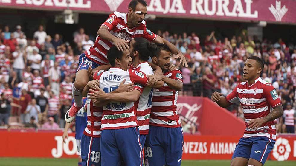 Los jugadores rojiblancos celebran un gol al Oviedo en Los Crmenes