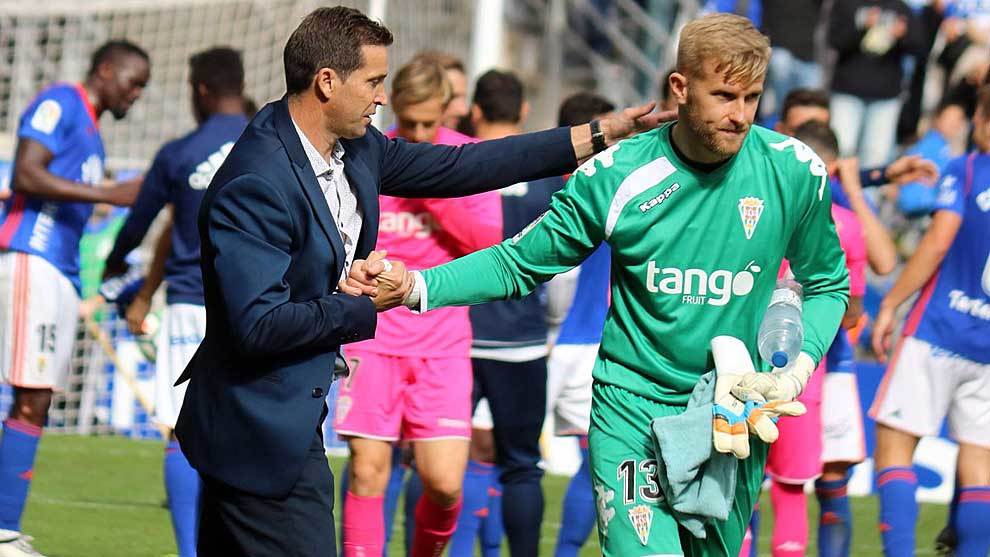 Juan Merino saluda a su meta Kieszek antes del partido en Oviedo del...