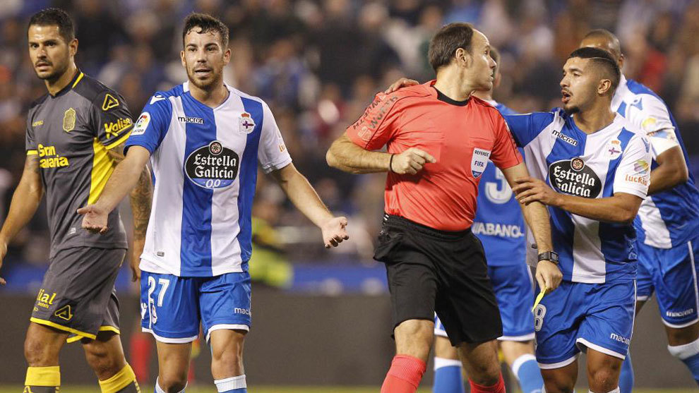 Varios jugadores del Deportivo protestan una accin a Mateu Lahoz