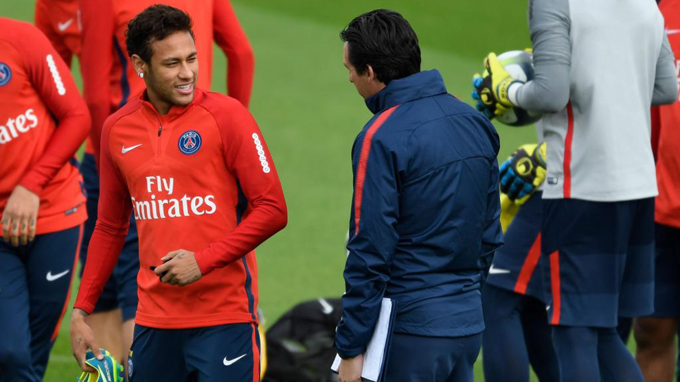 Neymar (25) sonre a Unai Emery (45) durante un entrenamiento del PSG