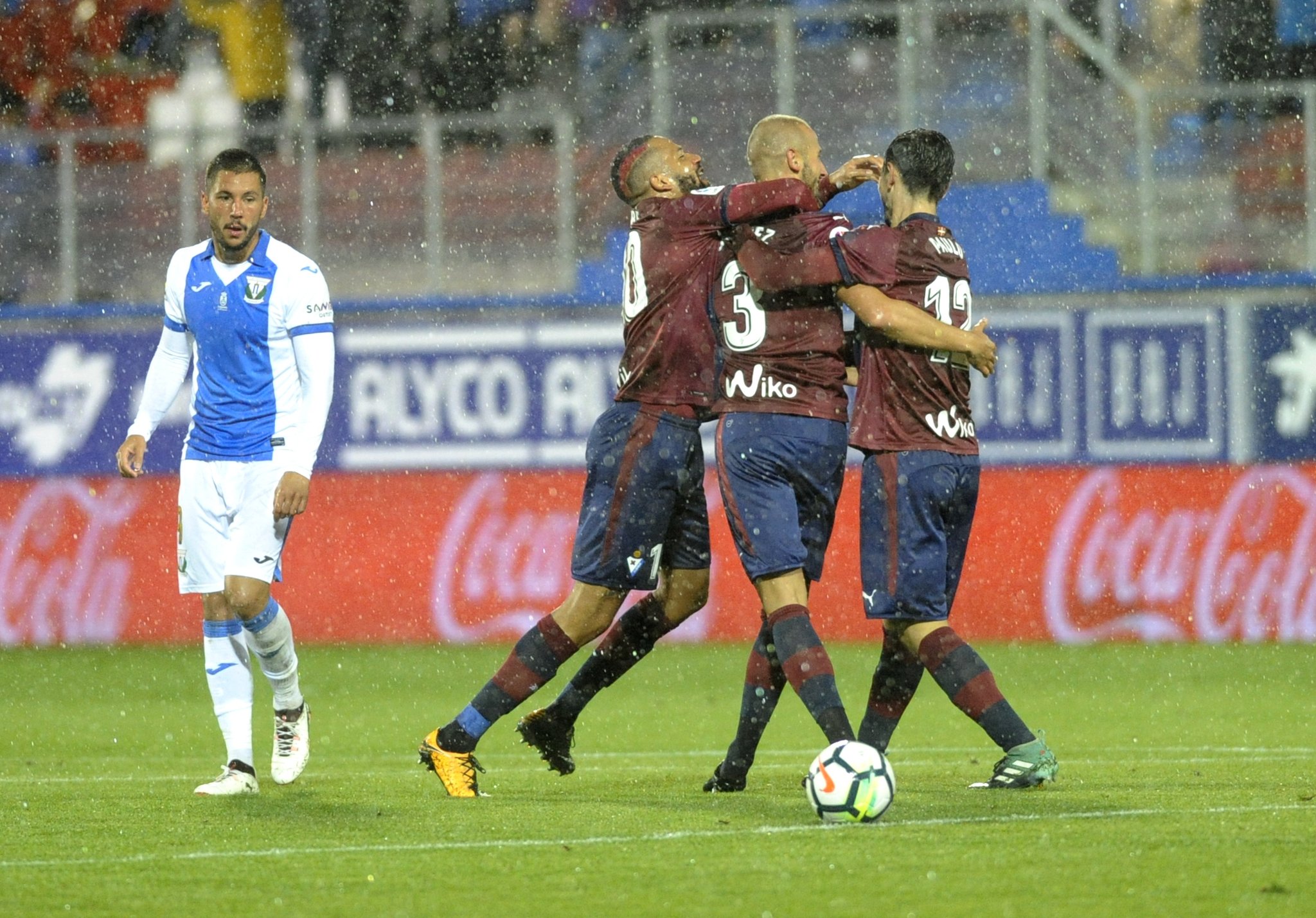 Los jugadores del Eibar celebran un gol