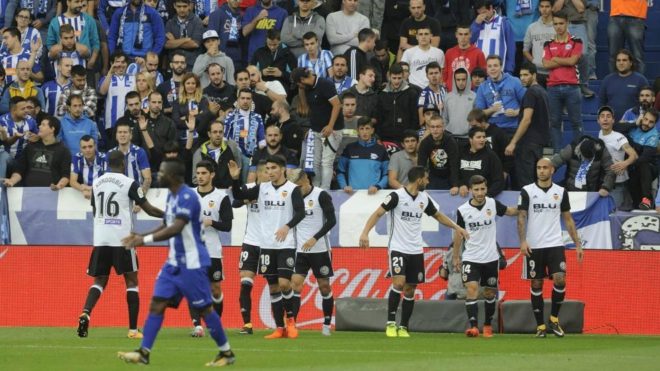 Los jugadores del Valencia regresan a su campo tras celebrar el gol de...
