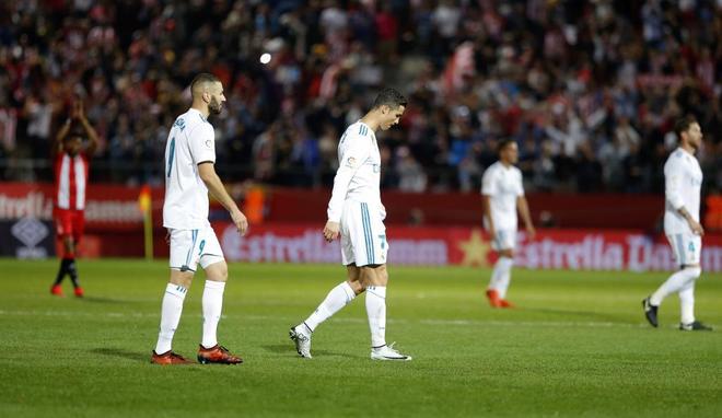 Los jugadores del Real Madrid abandonan cabizbajos el csped de...