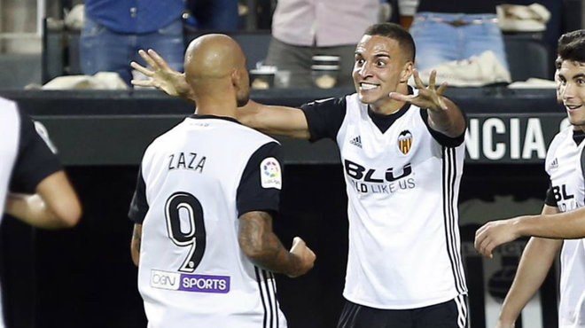 Rodrigo y Zaza celebran un gol de esta temporada con el Valencia.
