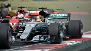 Momento en el que Vettel, ya adelantado choca con Hamilton para...