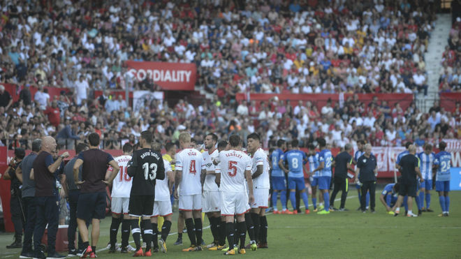 Los jugadores del Sevilla se refrescan en un Snchez-Pizjun lleno.