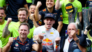 Verstappen, en el centro, celebra su triunfo con los miembros de Red...