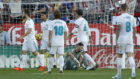 Los jugadores del Madrid se lamentan tras recibir el primer gol del...