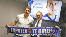 Zapater posa con el presidente del club, Christian Lapetra.