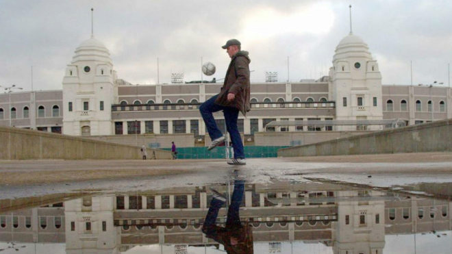 Un joven da toques en el viejo Wembley, ante las Torres Gemelas del...
