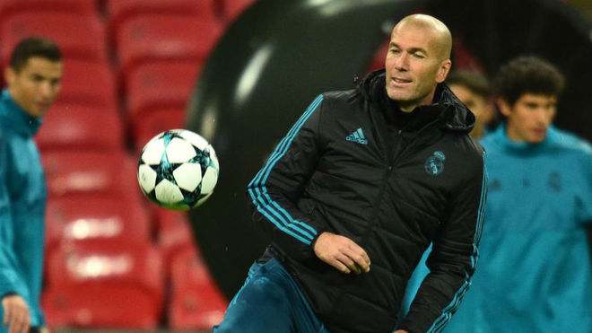 Zidane da toques en Wembley.