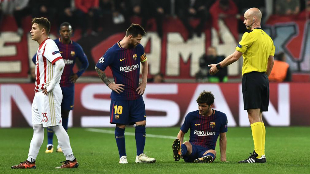 Leo Messi observa a Sergi Roberto, lesionado en el suelo.