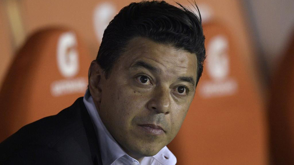Marcelo Gallardo (41), sentado en el banquillo del Estadio Ciudad de...