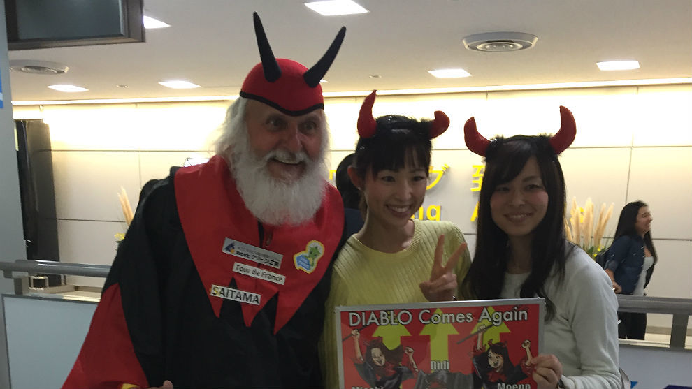 A Didi Senft le esperaban en Tokio estas entusiastas admiradoras.