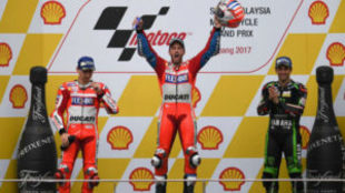 El podio de MotoGP: Dovizioso, Lorenzo y Zarco
