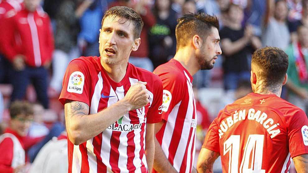 Stefan Scepovic se golpea el escudo tras marcar al Sevilla Atltico...