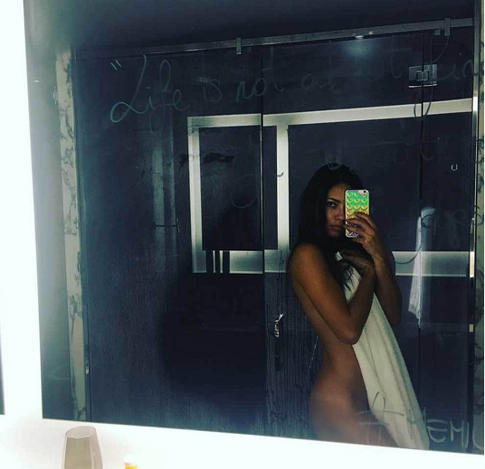 El primer desnudo integral de Adriana Lima