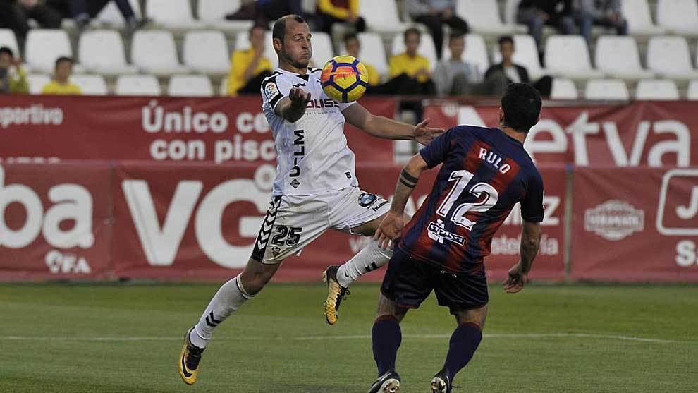 Zozulia controla el baln ante Rulo en el partido del Albacete ante...