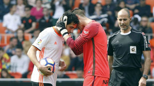 Cullar habla con Parejo antes de ejecutar el penalti en el ltimo...