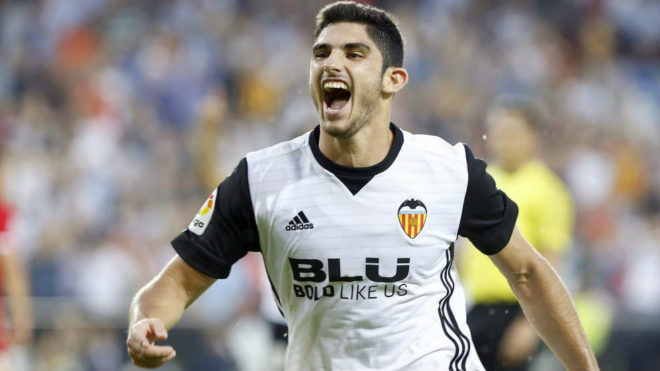 Gonalo Guedes (20) celebra un gol con el Valencia.