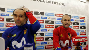 Julen Lopetegui junto a Iniesta en una rueda de prensa de la...