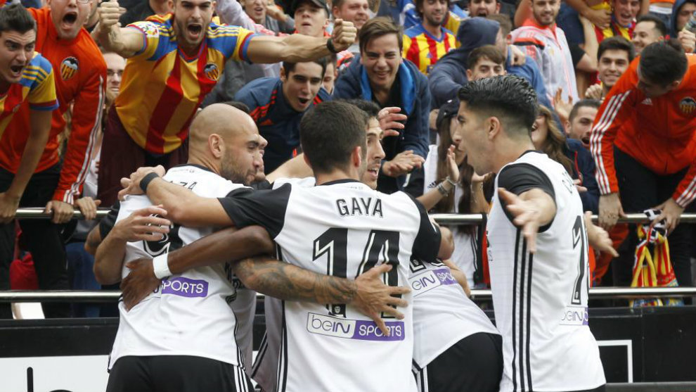 Los jugadores del Valencia celebran el gol de Parejo de falta.