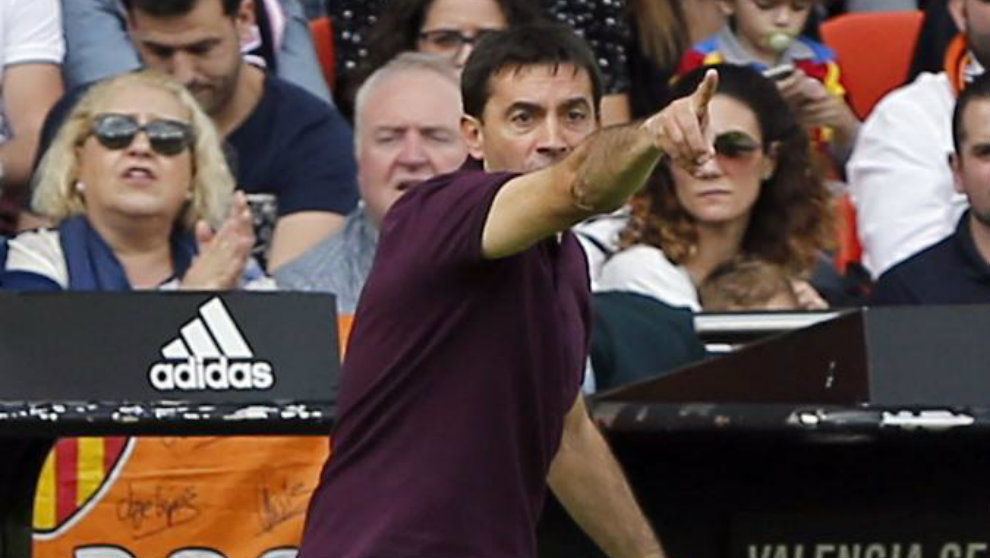 Garitano da instrucciones durante el partido en Mestalla.