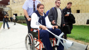 Gastn Casas llegando a Sevilla en silla de ruedas tras ser lesionado...