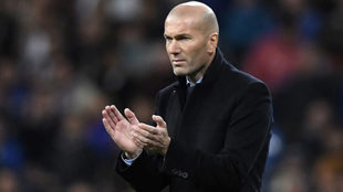 Zidane aplaude durante el Real Madrid-Las Palmas.