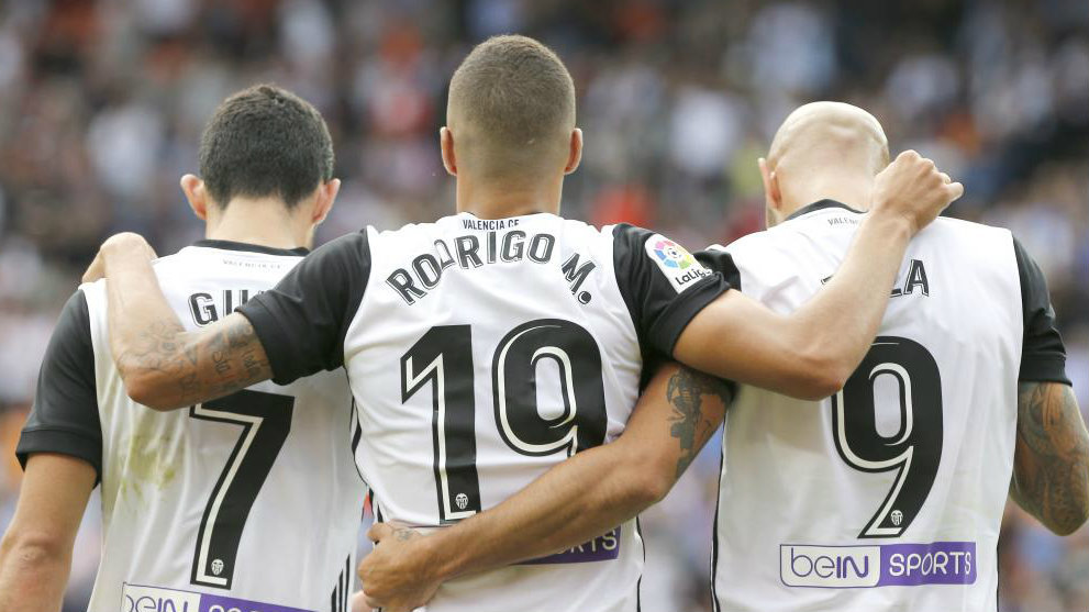 Guedes, Rodrigo y Zaza celebran un gol en Mestalla.