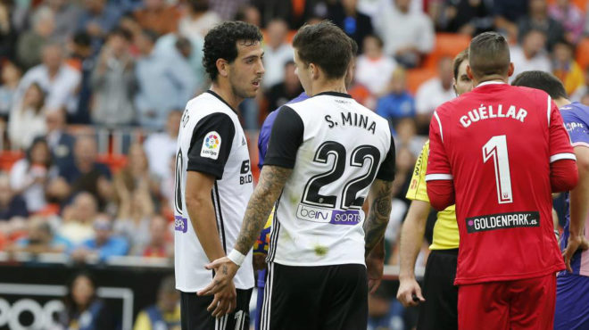 Santi Mina le pide al capitn que le deje tirar el penalti.