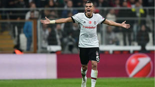 Pepe durante un partido con el Besiktas