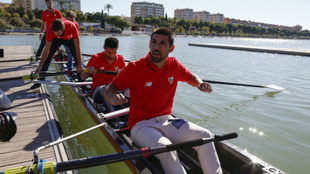 Nolito, en la embarcacin de los regatistas del Sevilla.