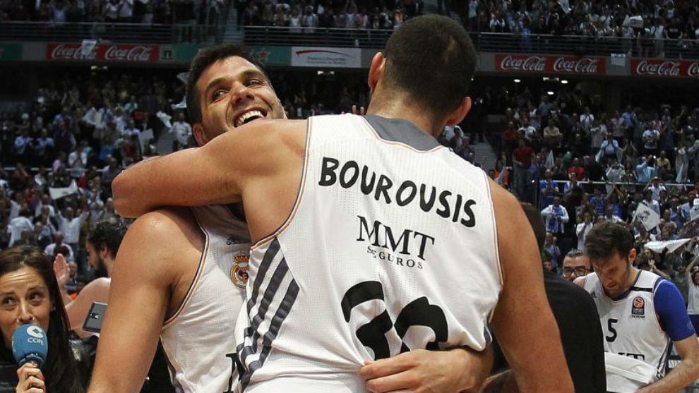 Ioannis Bourousis y Felipe Reyes se abrazan tras una victoria del...