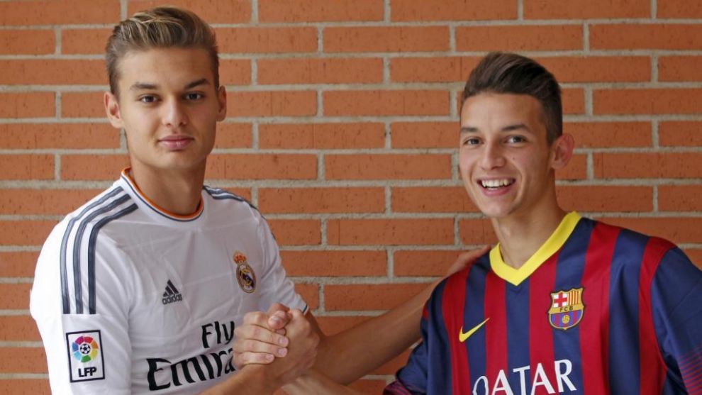Los hermanos Babunski posando con la camiseta del Real Madrid y del FC...