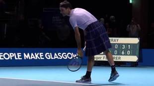 Roger Federer jugando contra Andy Murray con una falda escocesa