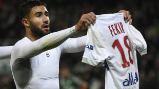 Fekir ensea su camiseta tras marcar un gol ante el Saint-Etienne.