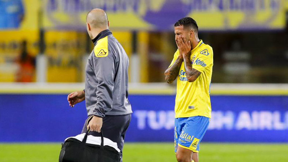 Viera (28) abandona la cancha del Estadio de Gran Canaria tras sufrir...