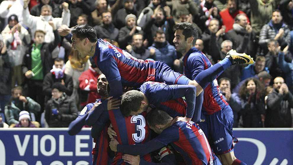 Los jugadores del Huesca celebran uno de los tres goles al Zaragoza...