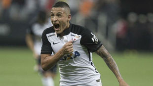 Guilherme Arana celebra un gol.