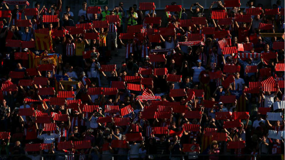 Aficionados del Girona hacen un mosaico en el estadio de Montilivi